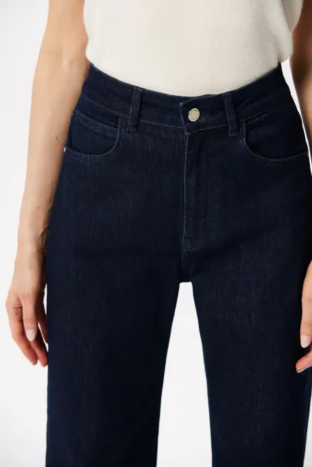 Dunkelblaue Jeans mit weitem Umschlag