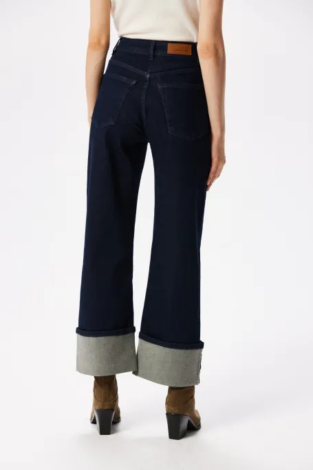 Dunkelblaue Jeans mit weitem Umschlag