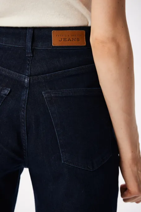 Dunkelblaue Jeans mit weitem Umschlag