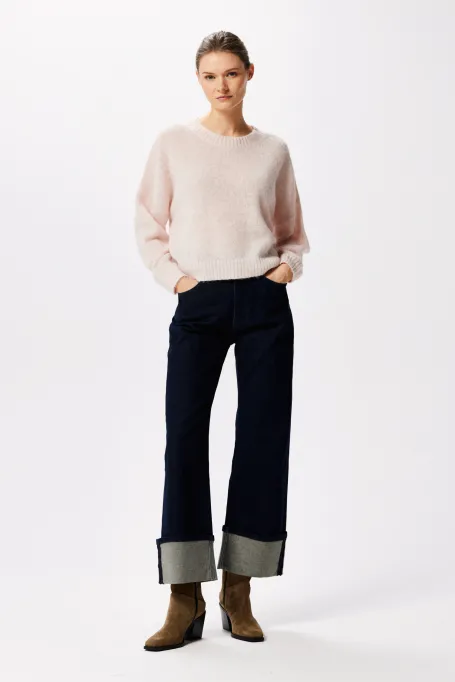 Dunkelblaue Jeans mit weitem Umschlag