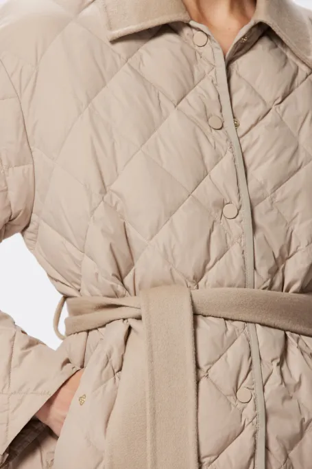 Beige Daunenjacke mit Gürtel
