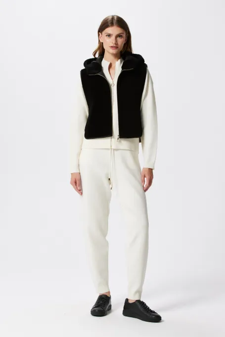 Schwarze Kapuzenweste aus Teddy-Bär-Wolle