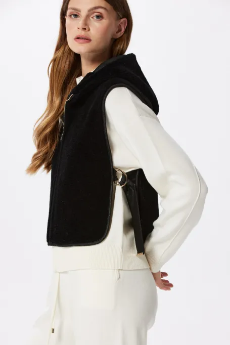 Schwarze Kapuzenweste aus Teddy-Bär-Wolle