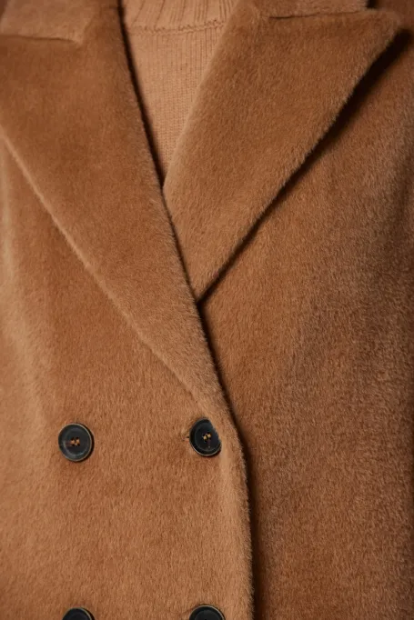 Camelfarbener Doppelreihiger Mantel aus Suri-Alpaka