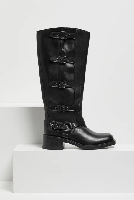 Schwarze Lederstiefel mit Schnallen