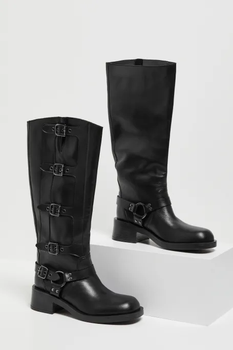 Schwarze Lederstiefel mit Schnallen