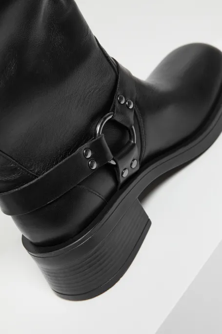 Schwarze Lederstiefel mit Schnallen