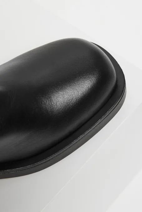 Schwarze Lederstiefel mit Schnallen