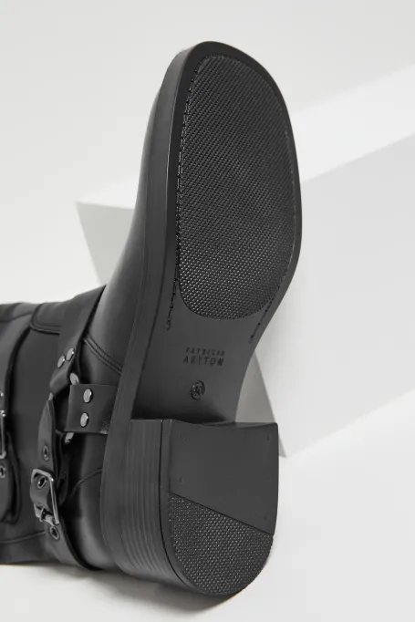 Schwarze Lederstiefel mit Schnallen