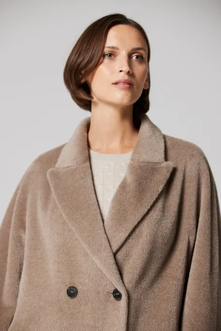 Beiger Zweireiher-Mantel mit Suri-Alpaka