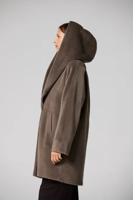 Kurzer Wollmantel mit Kapuze aus Suri-Alpakawolle Kurzer Wollmantel mit Kapuze aus Suri-Alpakawolle