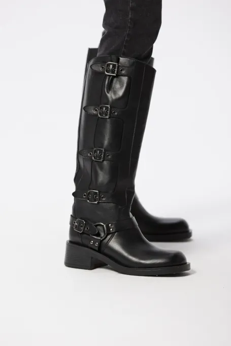 Schwarze Lederstiefel mit Schnallen