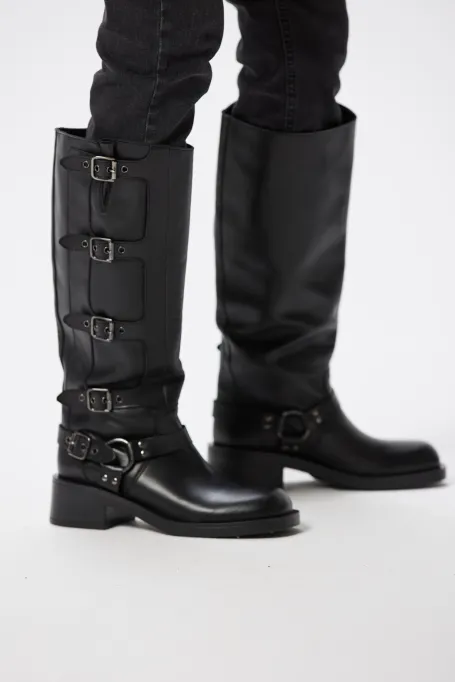 Schwarze Lederstiefel mit Schnallen