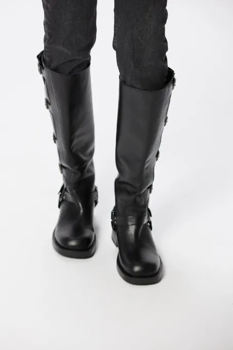 Schwarze Lederstiefel mit Schnallen