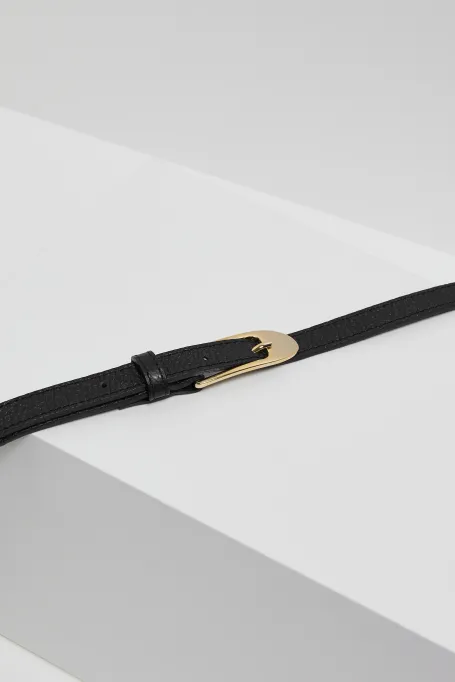 Schwarzer Ledergürtel mit länglicher Schnalle