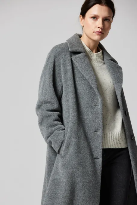 Grauer Wollmantel mit Suri-Alpaka