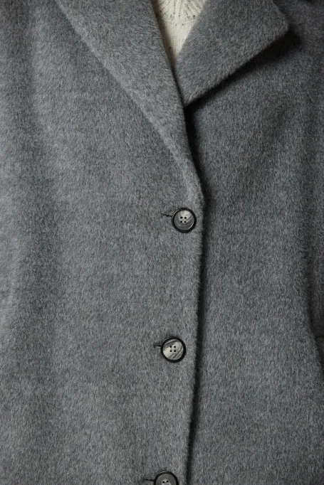 Grauer Wollmantel mit Suri-Alpaka