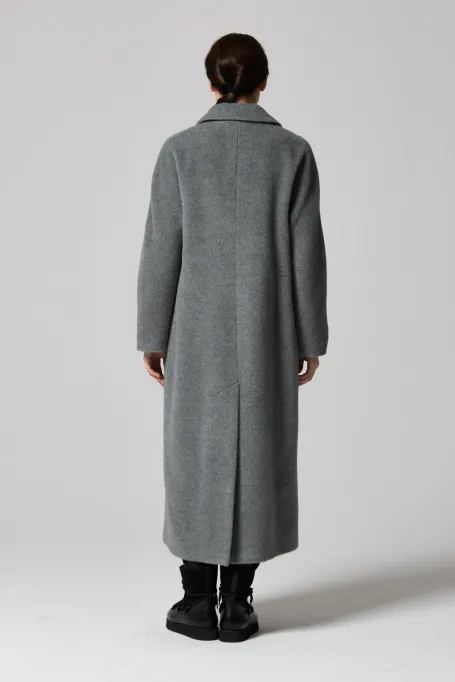 Grauer Wollmantel mit Suri-Alpaka