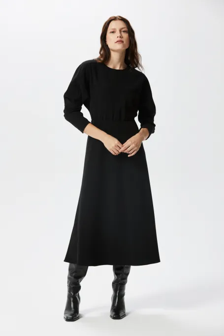 Schwarzes Midi-Kleid mit Kimono-Ärmel