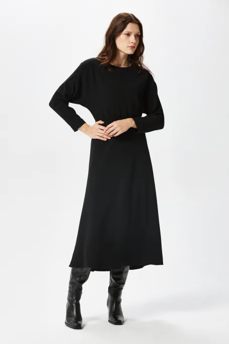 Schwarzes Midi-Kleid mit Kimono-Ärmel