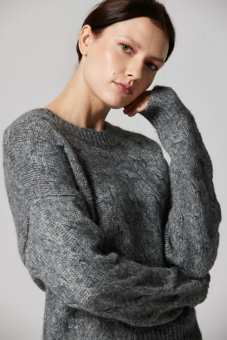 Grauer Pullover mit Alpakawolle