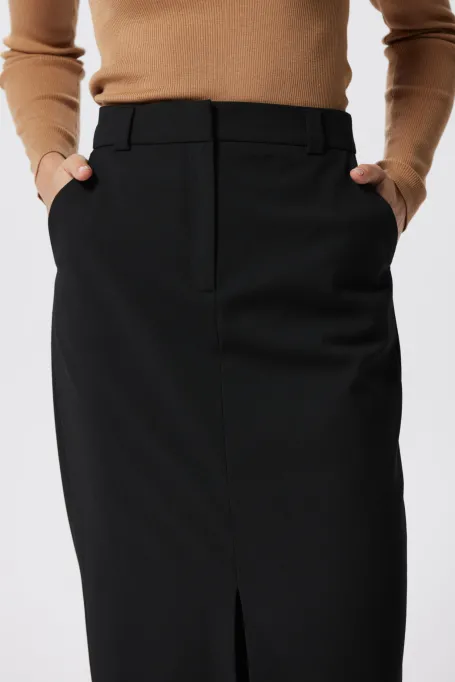 Schwarzer Rock mit Wolle