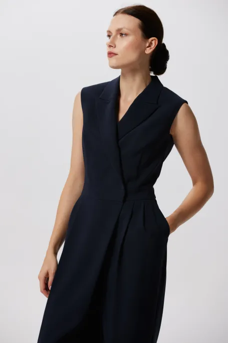 Dunkelblauer Overall mit weiterem Bein