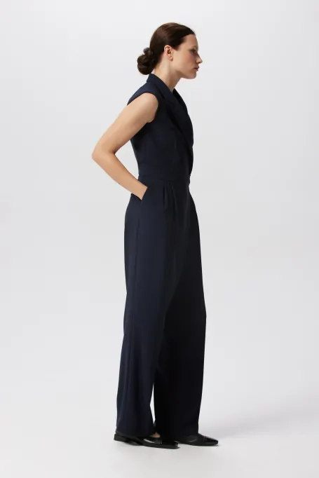 Dunkelblauer Overall mit weiterem Bein