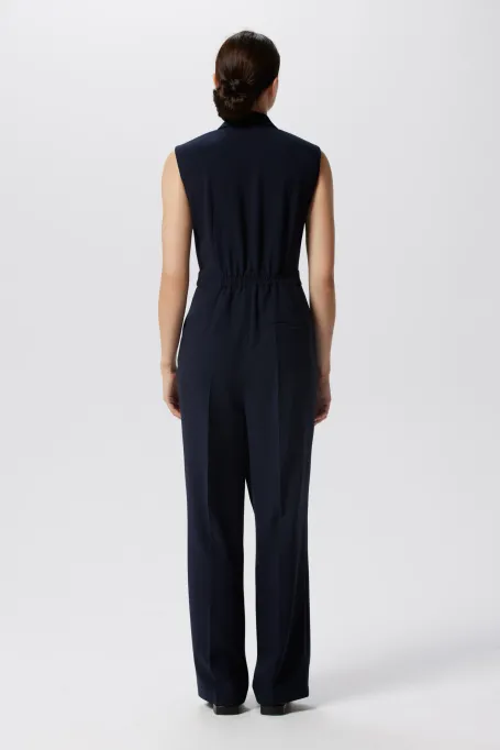 Dunkelblauer Overall mit weiterem Bein