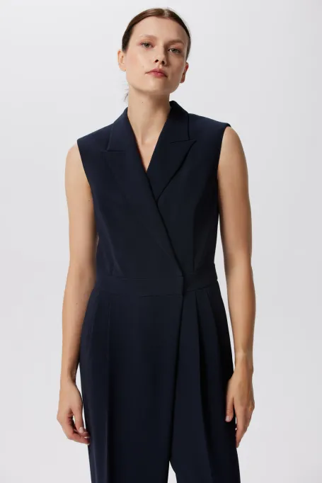 Dunkelblauer Overall mit weiterem Bein