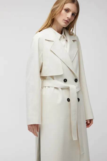 Weißer Trenchcoat mit Seide