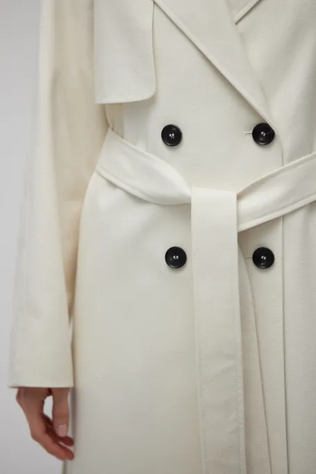 Weißer Trenchcoat mit Seide