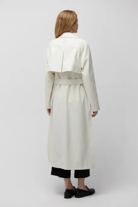 Weißer Trenchcoat mit Seide