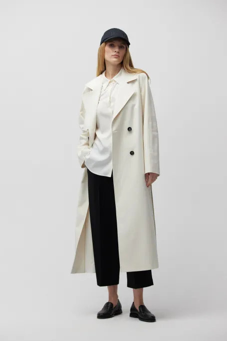 Weißer Trenchcoat mit Seide
