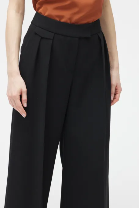 Schwarze weite Hosen mit Bündchen