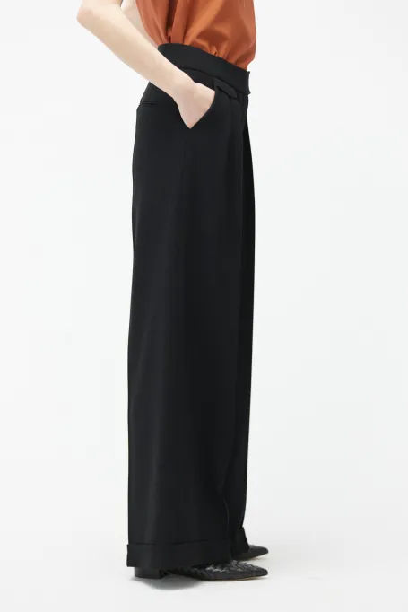 Schwarze weite Hosen mit Bündchen