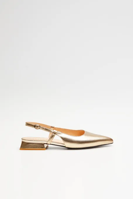 Goldene Slingback-Schuhe