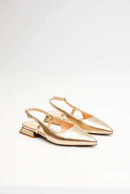 Goldene Slingback-Schuhe