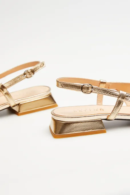 Goldene Slingback-Schuhe