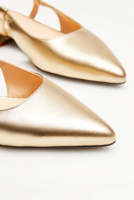 Goldene Slingback-Schuhe
