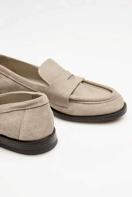 Beige Wildleder-Mokassins