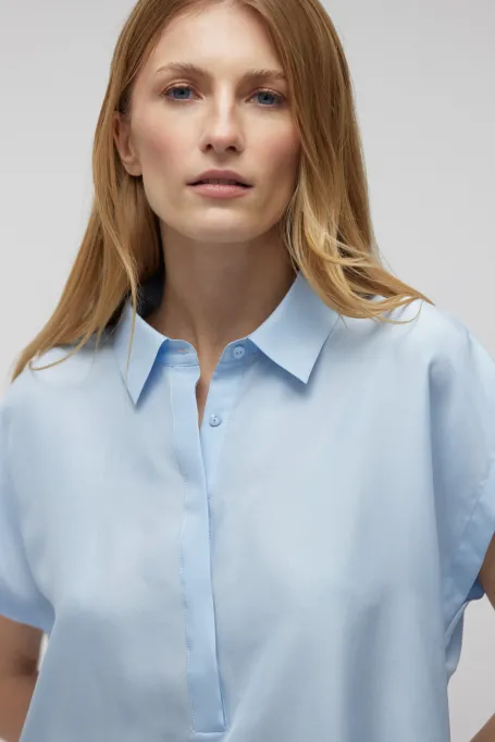 Hellblaues Seidenoberteil