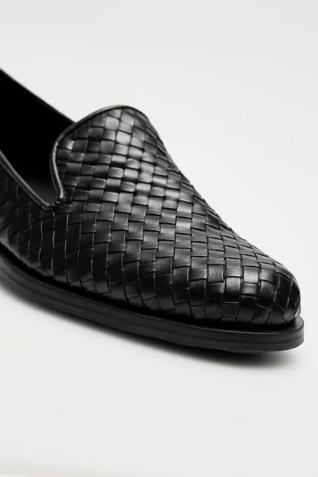 Schwarze Loafer aus geflochtenem Leder
