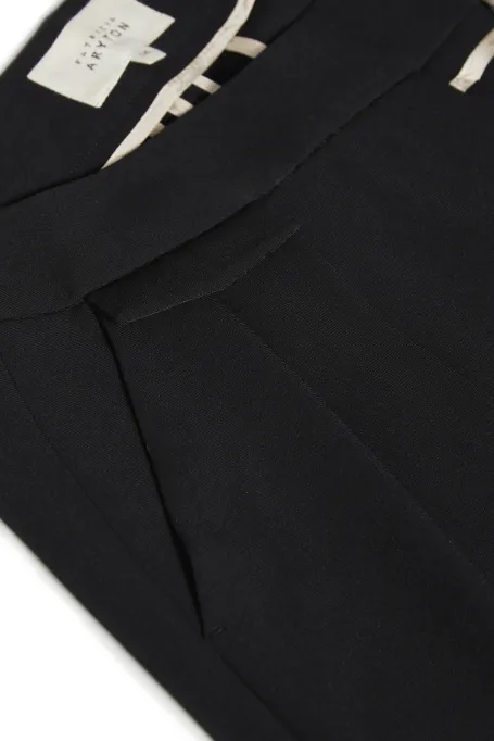 Schwarze weite Hosen mit Bündchen