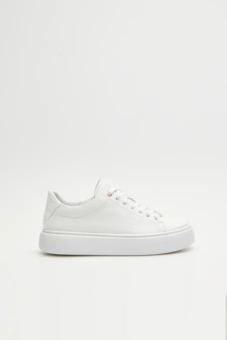 Weiße Sportschuhe