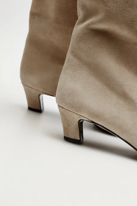 Beige Stiefel aus Wildleder