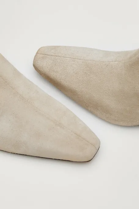 Beige Stiefel aus Wildleder