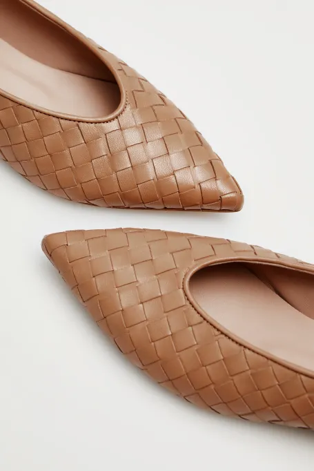 Ballerinas aus geflochtenem Leder