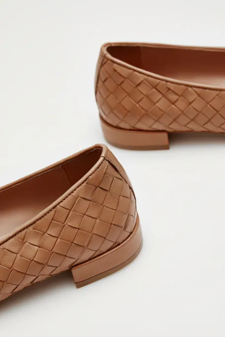 Ballerinas aus geflochtenem Leder