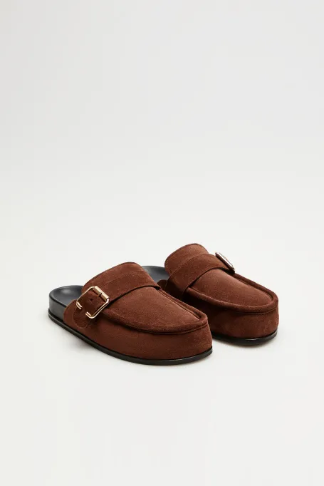 Braune, überziehbare Wildledersandalen